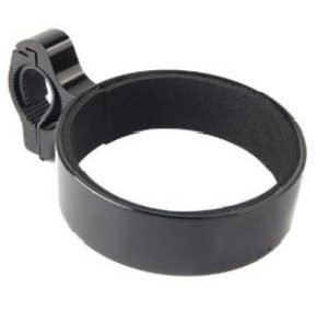 Juomakupin pidike sähköskootterin ohjaustankoon