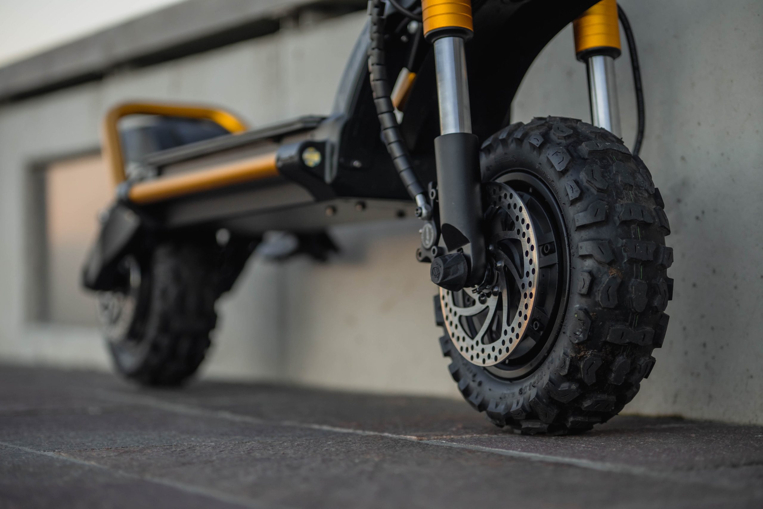 Iskunvaimentimet ja sähköskootterit – kaikki mitä sinun tarvitsee tietää